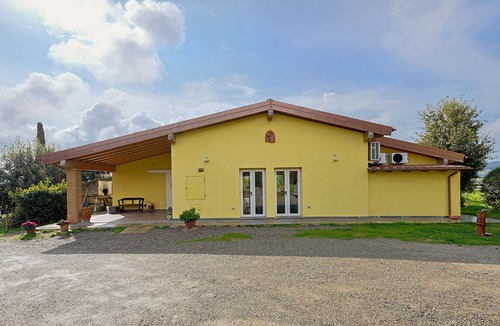 Massa Marittima Apartment | Room 'Camera 2' with Shared Pool, Shared Garden and Air Conditioning