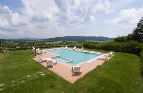 Massa Marittima Apartment | Room 'Camera 3' with Shared Pool, Shared Garden and Air Conditioning