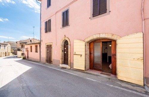 Vescovado Apartment | Room 'Castagno - Antiche Dimore di Vescovado' with Shared Pool and Garden