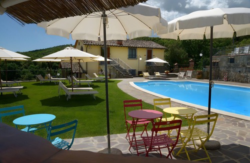 Civitella in Val di Chiana Apartment | Room 'Il Leccio - Podere Del Griccia' with Shared Pool, Wi-Fi and Air Conditioning