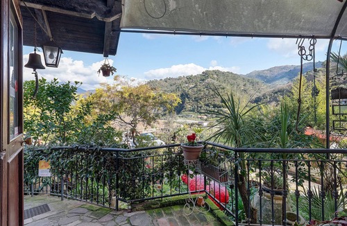 Dolceacqua Apartment | Room 'Rosa' with Mountain View, Wi-Fi and Air Conditioning
