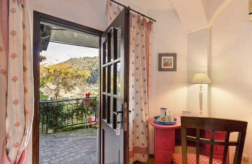 Dolceacqua Apartment | Room 'Rosa' with Mountain View, Wi-Fi and Air Conditioning
