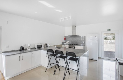 Lourinha Apartment | Room 'Ruby' with Shared Pool, Shared Terrace and Wi-Fi