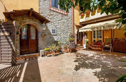 Luni Apartment | Room 'Stanza 2' with Mountain View, Wi-Fi and Air Conditioning