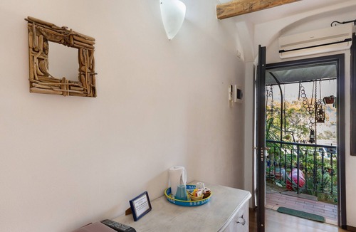 Dolceacqua Apartment | Room 'Turchese' with Mountain View, Wi-Fi and Air Conditioning