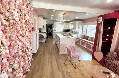 Eastside House | Rose Garden Tea Party Themed House in Historic Long Beach, 1 mile to sand!