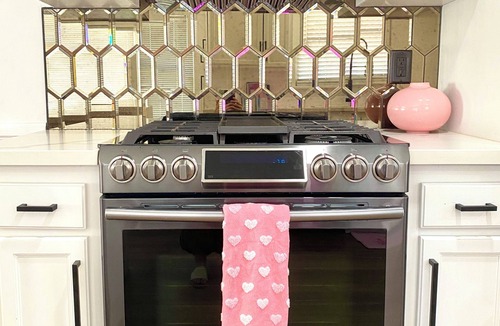 Eastside House | Rose Garden Tea Party Themed House in Historic Long Beach, 1 mile to sand!