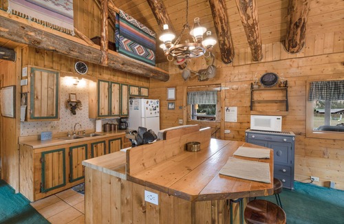 South Fork House | Rustic Cabin | Private Hot Tub | Close to Wolf Creek Ski Area