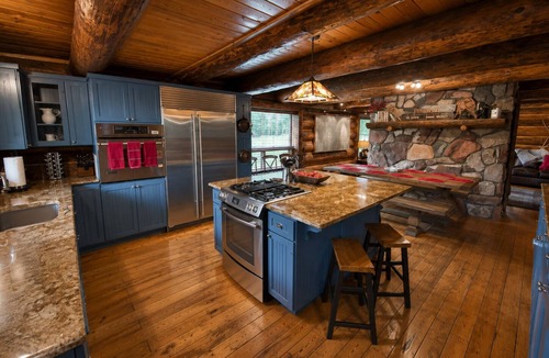Purgatory Cabin | Rustic & Spacious Log Cabin w/Private Hot Tub, Amazing Views, 4 Miles to Ski