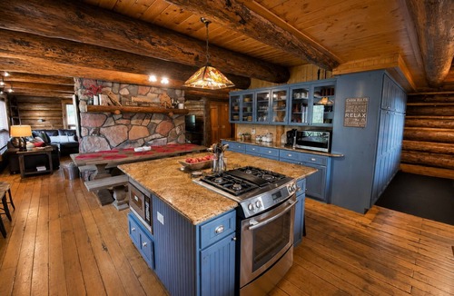 Purgatory Cabin | Rustic & Spacious Log Cabin w/Private Hot Tub, Amazing Views, 4 Miles to Ski