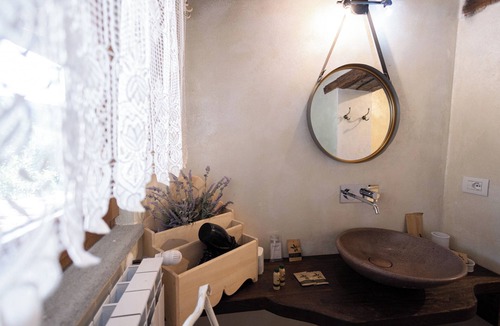 Passignano sul Trasimeno Apartment | Scarlet- Room in ancient farmhouse with lake view