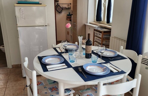 Anzio Apartment | Seaside B&B - Bright and breezy apartment with large garden 100 m from the sea.