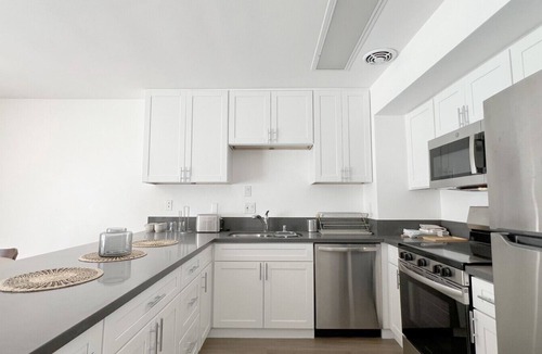 Wilshire Montana Apartment | Seaside Escape Steps from Santa Monica Beach