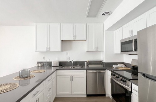 Wilshire Montana Apartment | Seaside Escape Steps from Santa Monica Beach