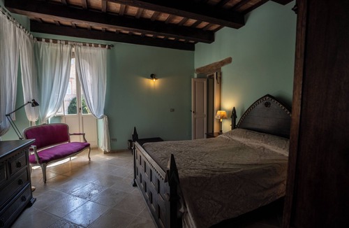 Amandola House | Secluded Marche Hillside Retreat — shared pool, estate grounds & alfresco dining