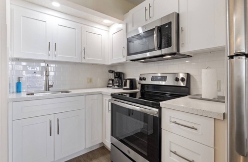 Lower Matecumbe Beach Apartment | Second Floor Den Suite – Sunny Islamorada Escape, Pool, Beach, Marina, Sleeps 6