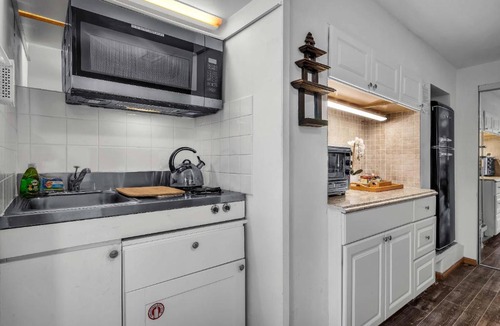 Hollywoodland Apartment | Secret Stairs Studio #1