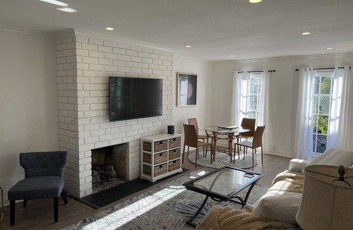 Wilshire Montana House | Six blocks to the Pacific Ocean!