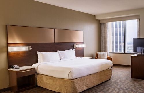 Los Angeles Hotel | SkyGate 2BR Suite pool/breakfast/gym