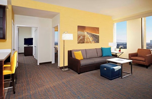 Los Angeles Hotel | SkyGate 2BR Suite pool/breakfast/gym