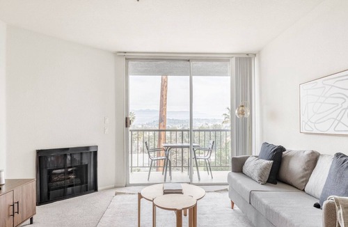 Los Feliz Apartment | Sleek Los Feliz 2BR w/ Gym, Pool & Lounge, near Brand St, by Blueground