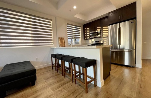 Pico-Union House | Sleek Townhouse Getaway + Private Rooftop Deck 🍹