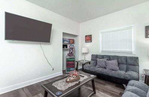Pico-Union Apartment | Sleep 10 in 4BR 2BA near LA Convention Center DTLA