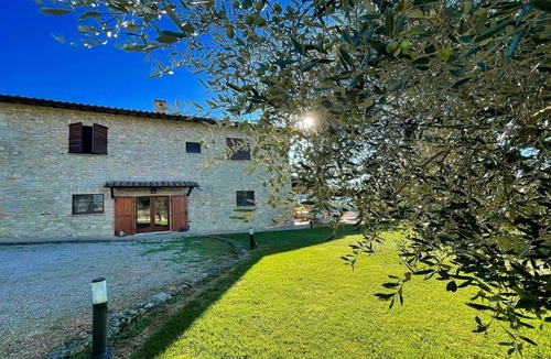 Todi Villa | Sleeps 10, Todi By The Pool, 4 kms to Todi central - a beautiful walk !