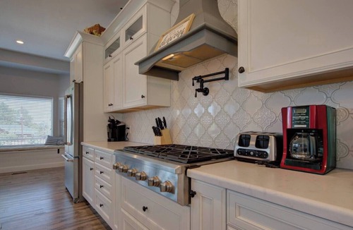 Monument House | Sleeps 25 Raspberry Mountain Farmhouse