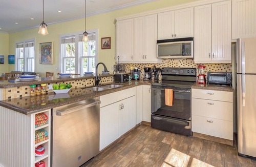 Uptown - Upper Duval House | *SOUTHERNMOST HOSPITALITY VII* 7BR/7BA & Pool + LAST KEY SERVICES.