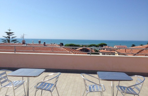 Castiglione della Pescaia Apartment | spacious and bright apartment 200 meters from the sea
