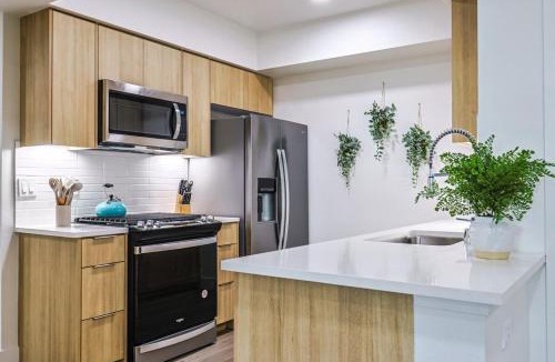 Wilshire Montana Apartment | Spacious 2BDR in SM - 5 minutes walk to the beach!
