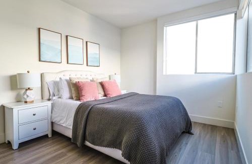 Wilshire Montana Apartment | Spacious 2BDR in SM - 5 minutes walk to the beach!