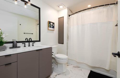 Del Aire Apartment | Spacious 3Bedroom Apt close to LAX & Sofi Stadium*