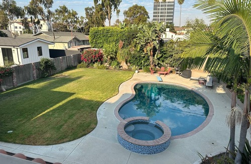 Cal Heights House | Spacious 5-bedroom house with WiFi, AC in brilliant Long Beach