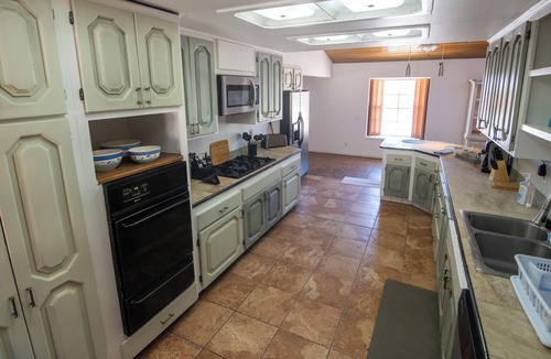 Morongo Valley House | Spacious 5300 SqFt-7 beds/5bath-Stargazing deck-SoakingTub-Hiking Trail-Gameroom