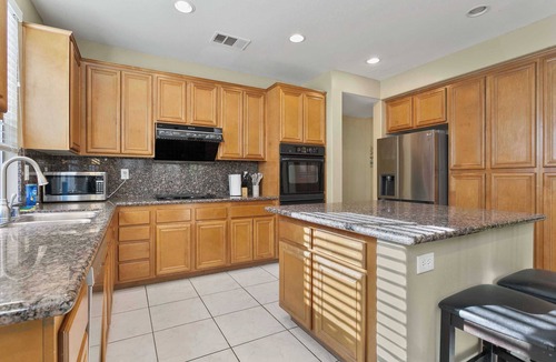 Eastvale House | Spacious 5BR Cari Ct Home｜ Lush Backyard｜Garage Access｜Main floor Bedroom #41964