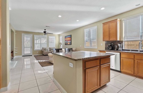 Eastvale House | Spacious 5BR Cari Ct Home｜ Lush Backyard｜Garage Access｜Main floor Bedroom #41964
