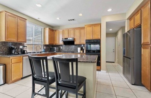 Eastvale House | Spacious 5BR Cari Ct Home｜ Lush Backyard｜Garage Access｜Main floor Bedroom #41964