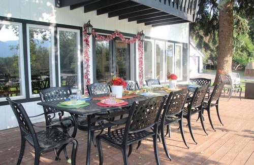 Trimble House | Spacious 7BR House with Hot Tub, Pool Table, Yard