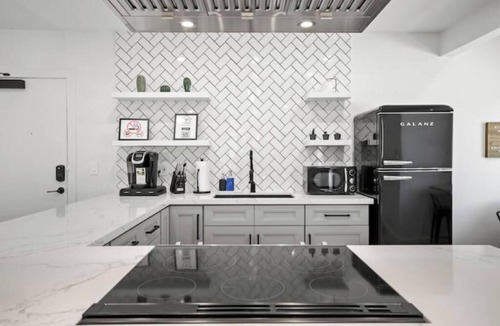 Lamanda Park Apartment | Spacious Apt w/2BR - City Center