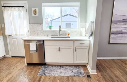 Aurora House | Spacious Corporate Rental + Parking!
