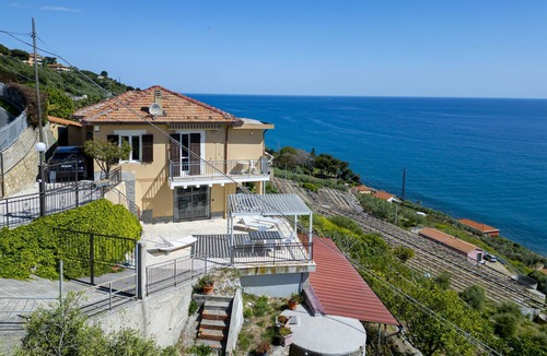 Cipressa Apartment | Spacious flat with sea views