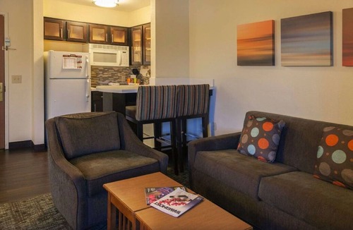 Acres Green House | Spacious Good-Value Accommodation! Pet-Friendly, Near Otero Tennis Courts