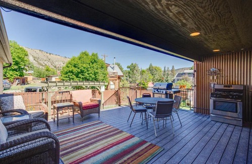 Ridgway House | Spacious Home w/Deck: 5 Mi to Ridgway State Park!