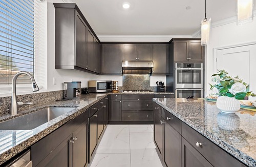 Ontario House | Spacious modern/6BR/8 Beds/3 king beds/Foosball table