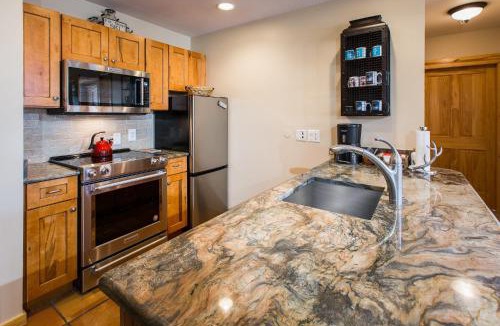Copper Mountain Village Apartment | Spacious, Mountain Chic, Close to Ski Lift 1 bedroom - TM316