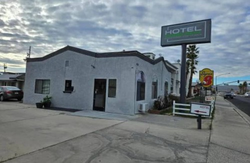 Ridgecrest Hotel | Spacious Studio w/Private Bath + Kitchenette – Steps from Dining & Local Attrac