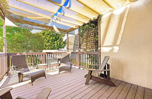 Larchmont Apartment | Spacious, top floor with view of downtown L.A., steps to Larchmont Village!
