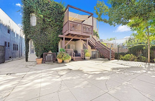 Larchmont Apartment | Spacious, top floor with view of downtown L.A., steps to Larchmont Village!